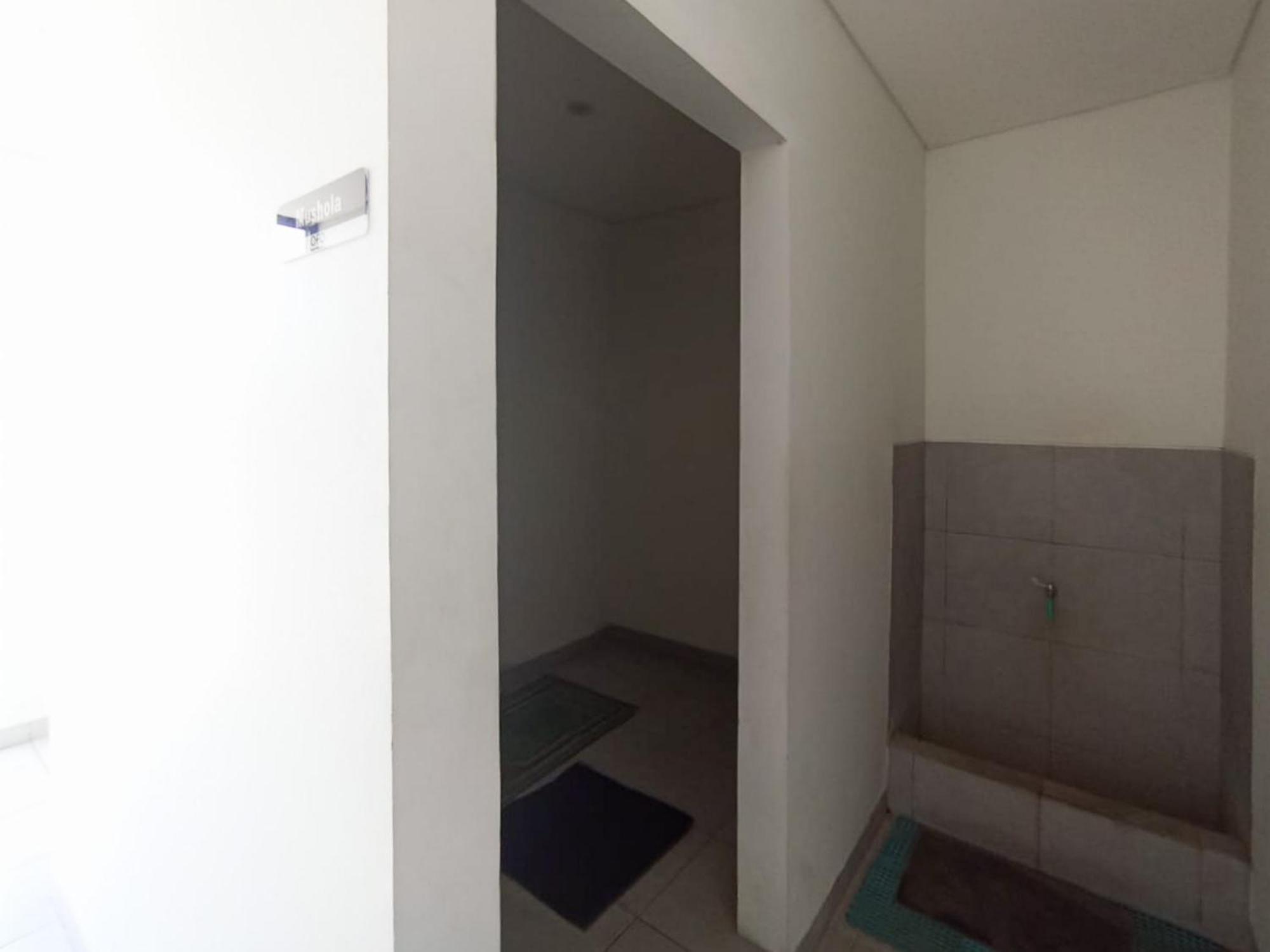 Ofo Kost Premium Kampung Inggris Pare Syariah Mitra Reddoorz Hotel Buitenkant foto